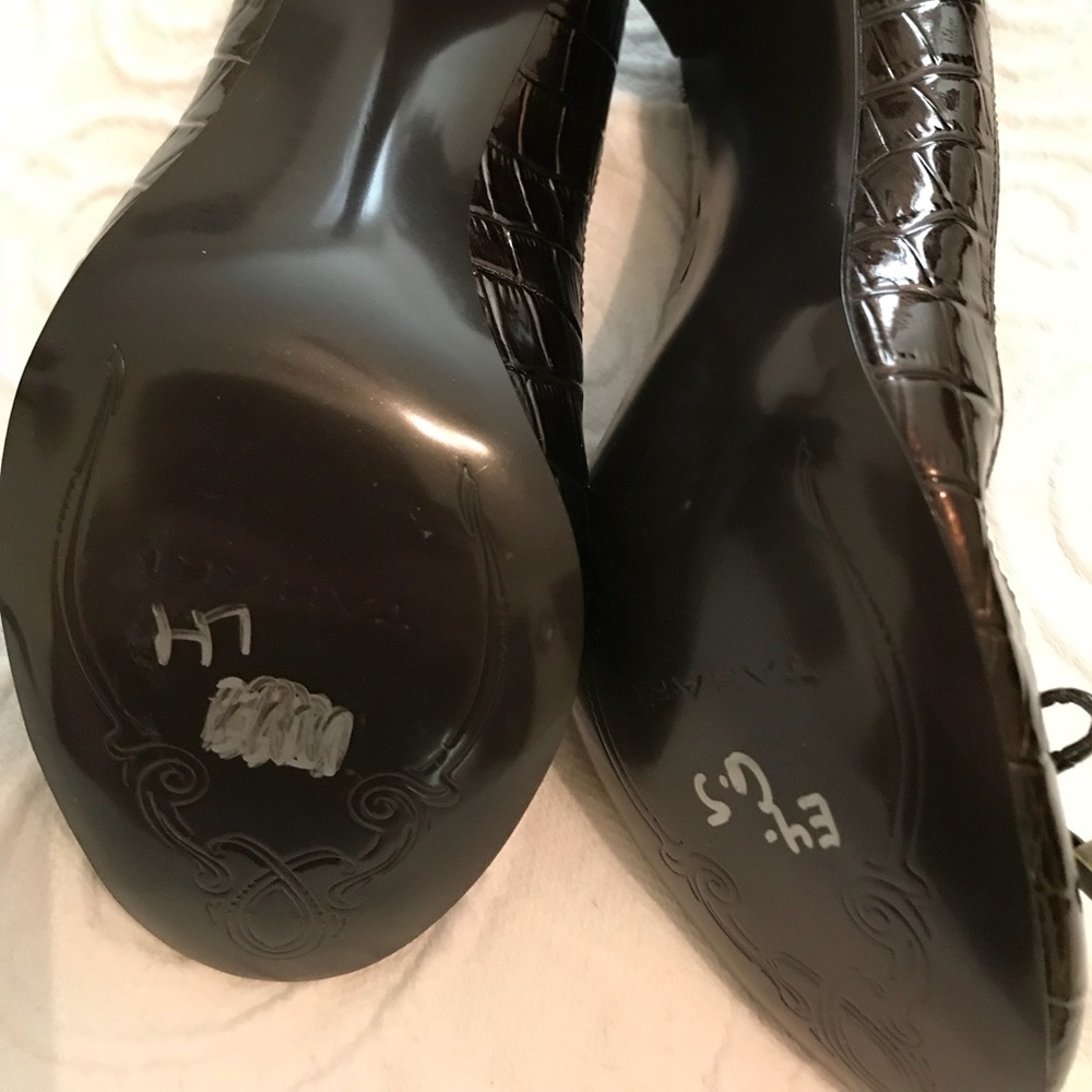 Tahari heels. Size 6 1/2. Brown - Picture 2 of 5